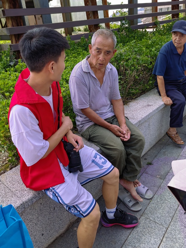 与社区群众交流.jpg
