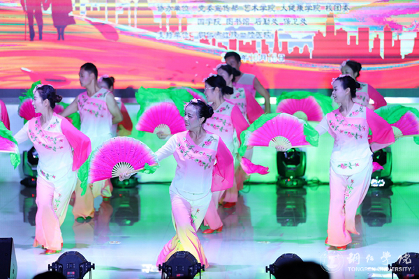 4、退休教师表演的舞蹈《盛世花灯》.JPG