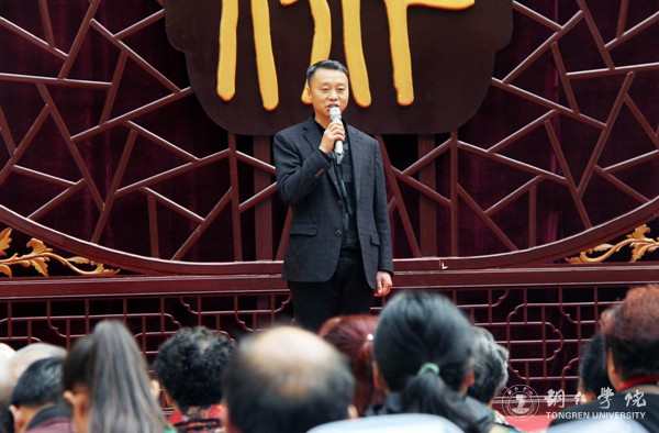2、铜仁学院党委组织部部长张成勇代表学校对向全体退休老同志致以诚挚的问候和衷心的祝福.JPG