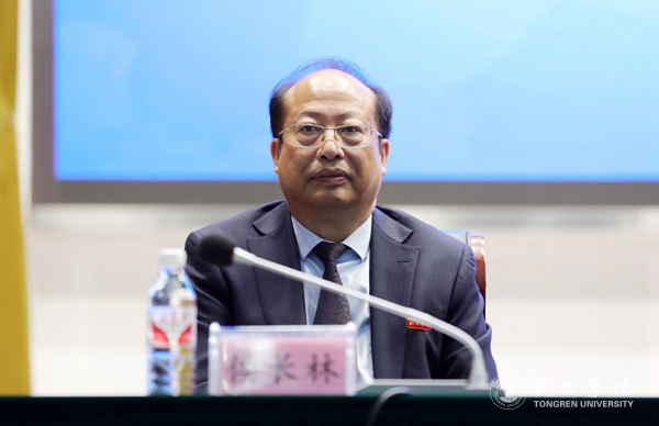 6、我校校长侯长林.JPG