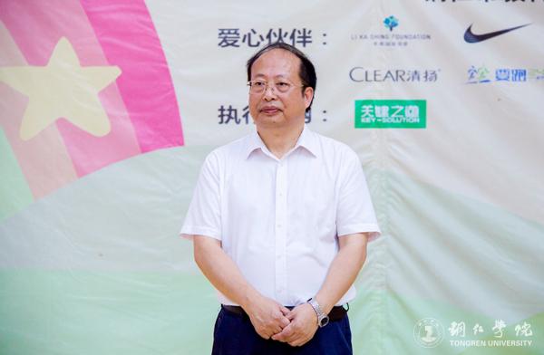 6、铜仁学院校长侯长林出席开幕式.JPG
