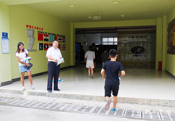6教务处处长舒华深入教学区检查工作.jpg