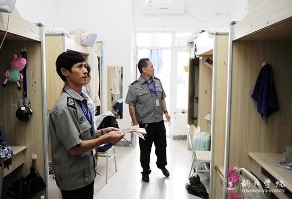 10保卫人员深入学生宿舍检查安全情况.JPG