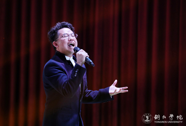6、青年教师覃春江演唱歌曲《妈妈》《父亲》.JPG