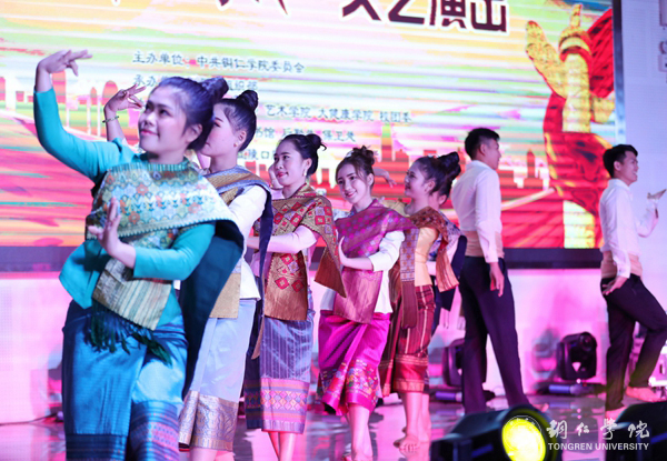 8、老挝籍留学生表演民族舞.JPG