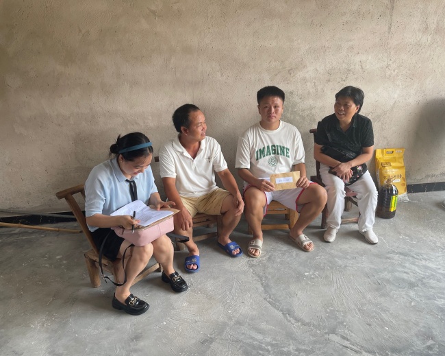 走访慰问困难学生王远淼，了解家庭情况现场.png