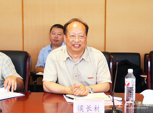 5我校校长侯长林教授作表态.jpg