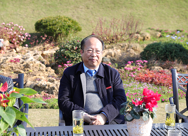 2我校校长侯长林出席签约仪式.jpg