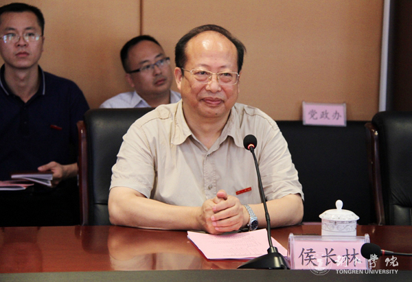 3、我校校长侯长林作表态发言.JPG