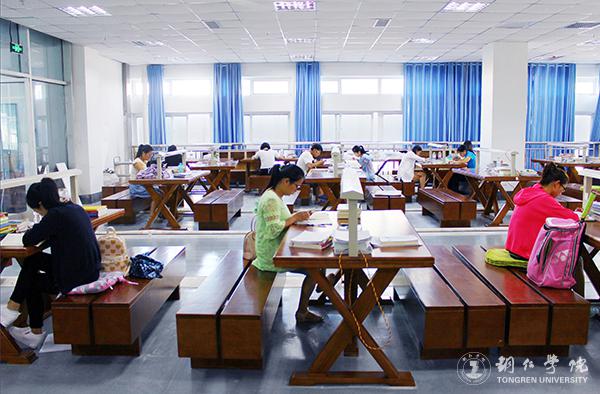 2、铜仁学院图书馆自修室一角.JPG