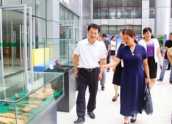 6市委常委、市委宣传部部长夏虹参观我校师生美术设计作品.jpg