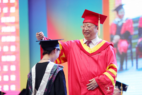 17、校长侯长林为毕业生拨穗.JPG
