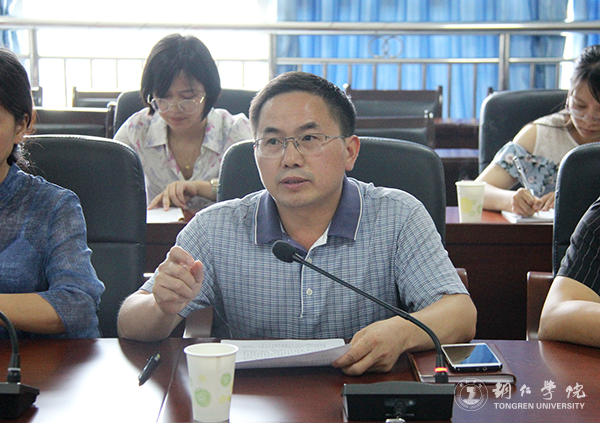 3图书馆馆长梁正海汇报工作.jpg