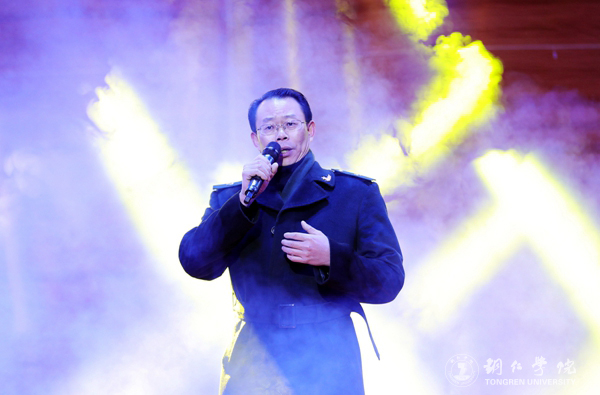 8、歌曲演唱《滚滚长江东逝水》.JPG