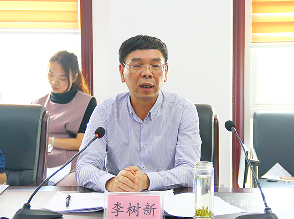 2党委书记李树新主持会议.jpg