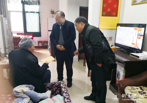 6校长侯长林探望老干部黄洁尘.jpg