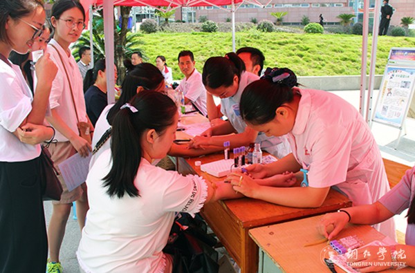 我校学生在进行干细胞采集.jpg