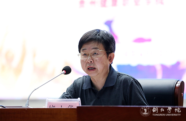 3我校党委副书记饶小华主持讲座.jpg