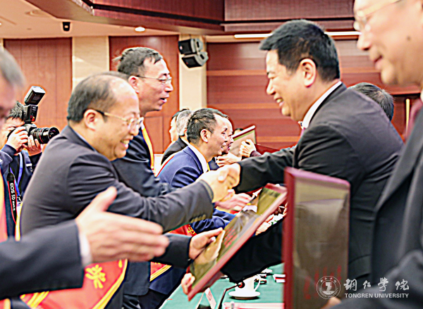 2我校校长侯长林代表学校上台领奖.jpg