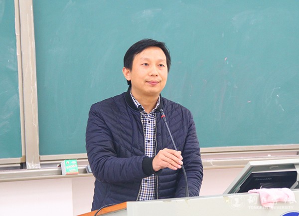 3国际学院党委书记张志会主讲讲座.jpg