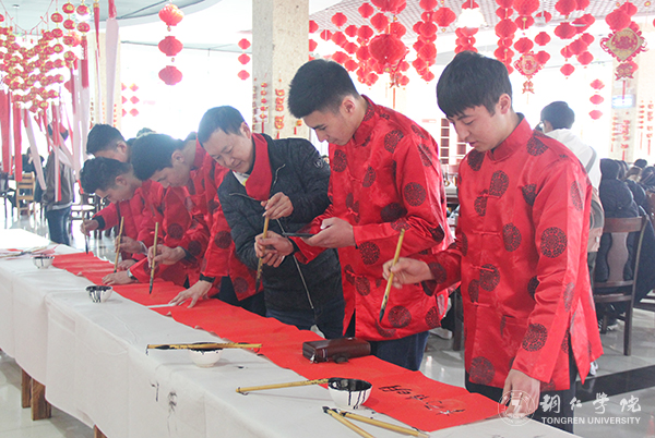 7留学生们在老师的指导下写春联.jpg