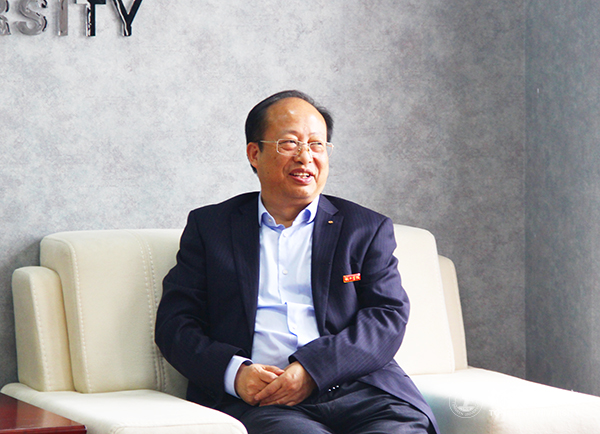 2校长侯长林讲话.jpg