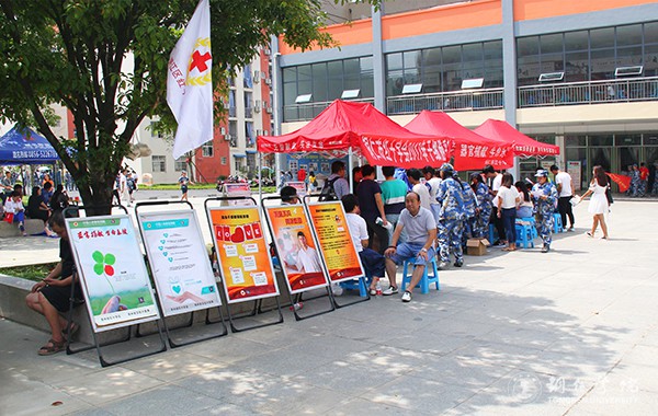 市红十字会在我校设点进行造血干细胞采集.jpg
