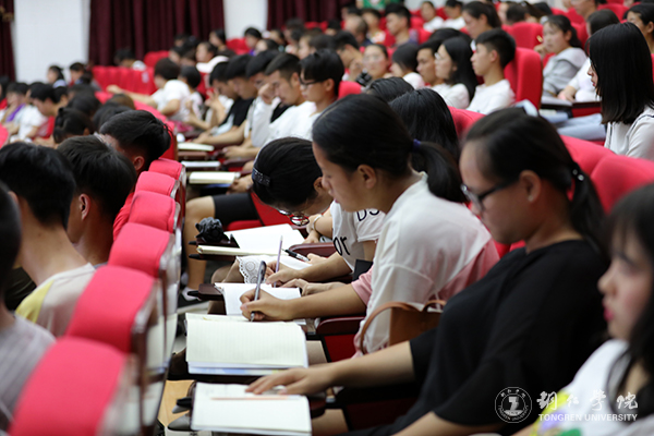 6同学们认真听讲.jpg