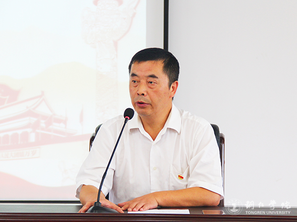 3机关党委副书记龙建亚主持讲座.jpg