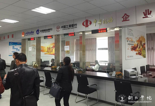 6参观贵州轻工职业技术学院.jpg