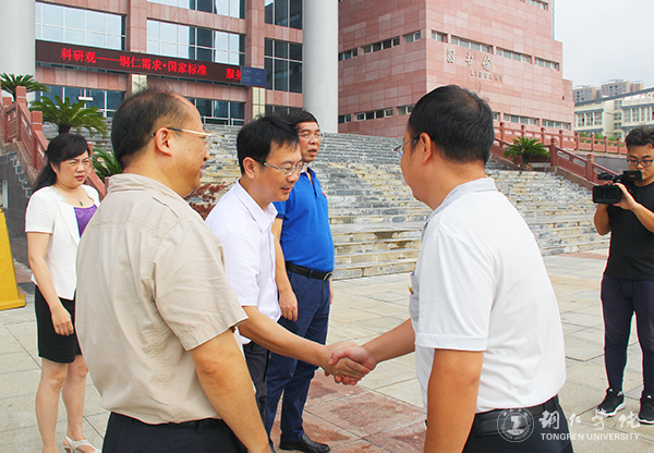 1市委常委、市委宣传部部长夏虹一行慰问我校教师.jpg