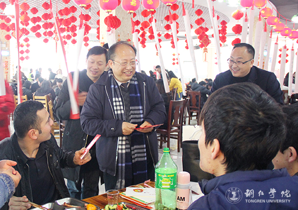 3校长侯长林与同学们亲切交谈.jpg