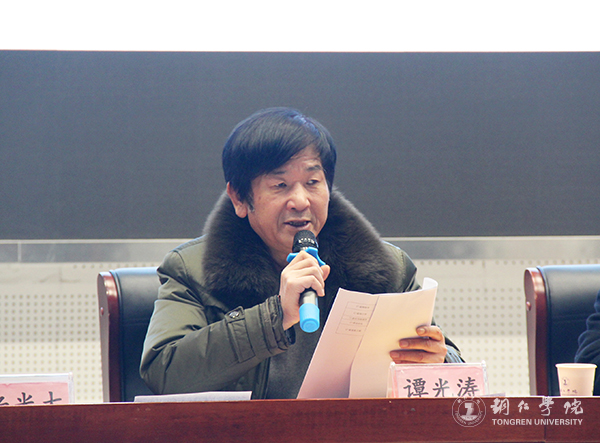 3校关工委常务副主任谭光涛宣读文件.jpg