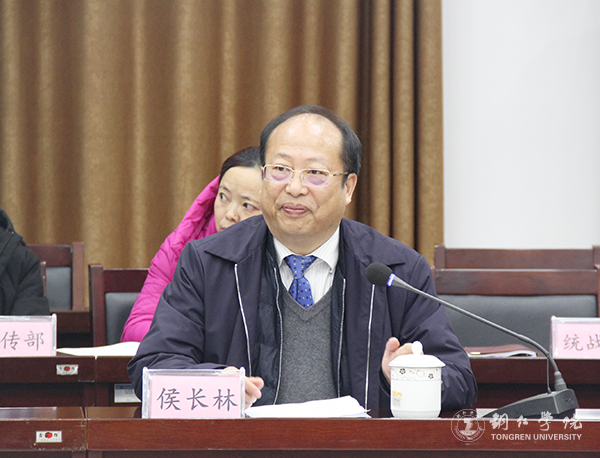 4我校校长侯长林主持汇报会.jpg