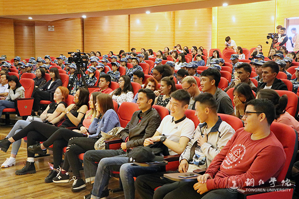 2我校留学生观看展演.jpg