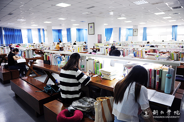 12正在图书馆学习的同学们.JPG