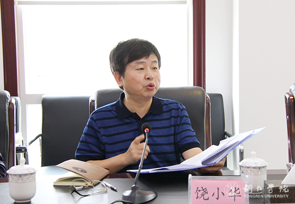4党委副书记饶小华传达文件精神.jpg