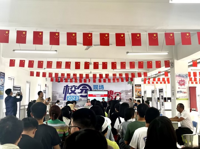 招聘会现场3.jpg