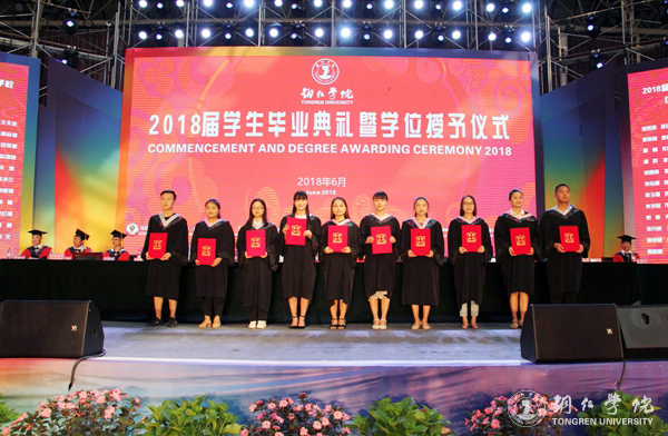 16、为获得校级优秀大学毕业生的代表颁发证书.JPG.JPG