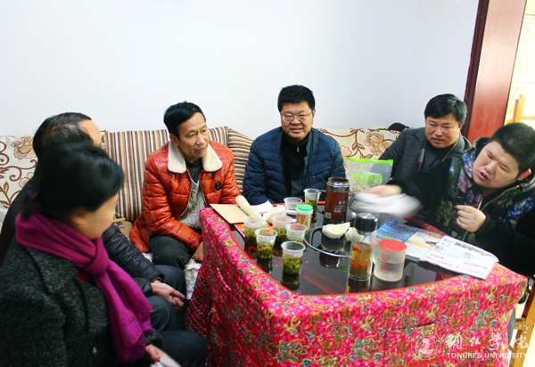 我校纪委书记彭吉黔一行看望患病困难教职工和假期坚守岗位职工