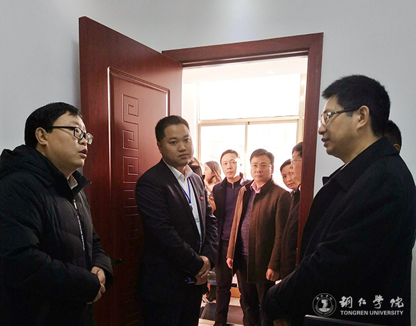 1我校教师向市委市政府领导汇报“党建+社会服务”工作情况.jpg