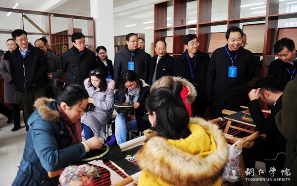 14、参观我校梵净山旅游产品研发与教学实验实训中心.JPG
