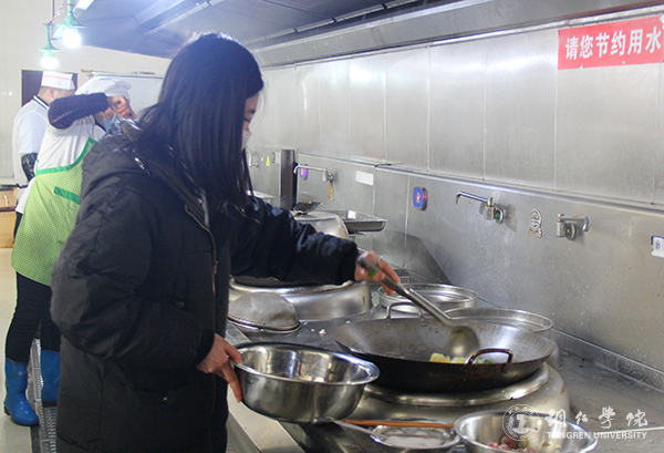 5留学生与食堂大厨一起烹饪特色美食.jpg