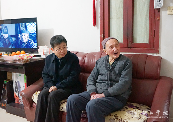 4校党委副书记饶小华探望老干部黄洁尘.jpg