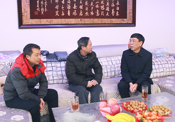 1校党委书记李树新探望老干部周金勇.jpg