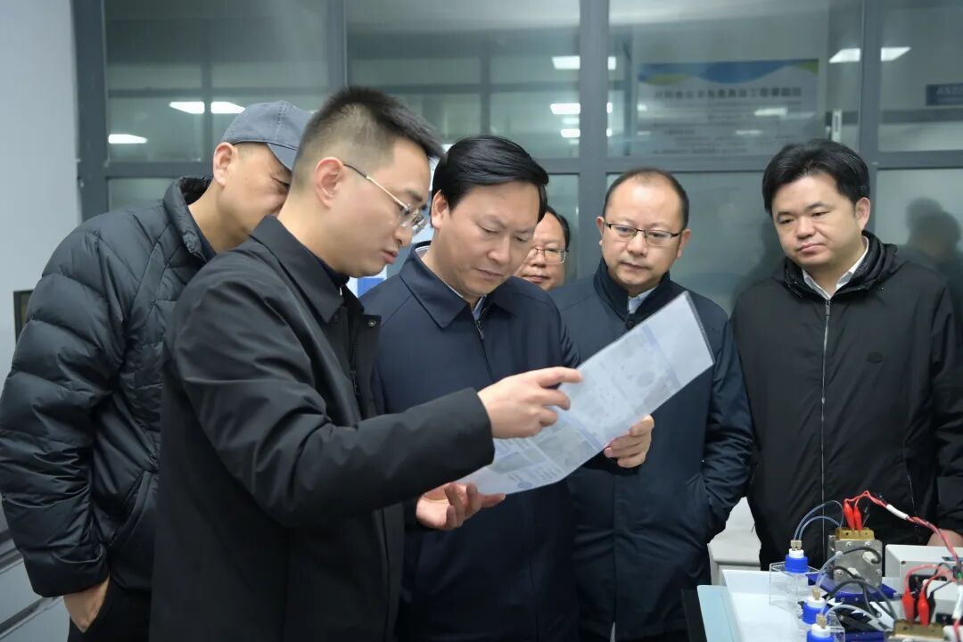 穆嵘坤到我校宣讲调研并讲授思政课