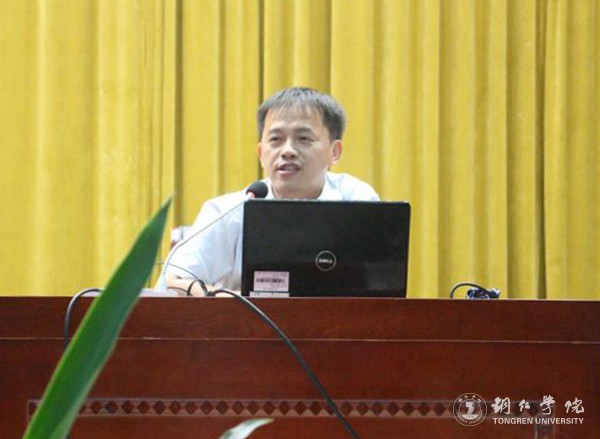 2大数据学院院长颜宝平致辞.jpg