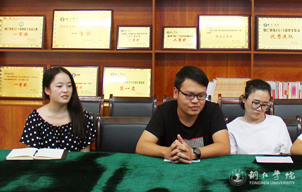 4参会教师积极发言.jpg