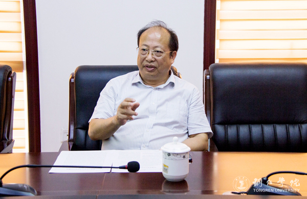 2、校长侯长林主持研讨会.JPG
