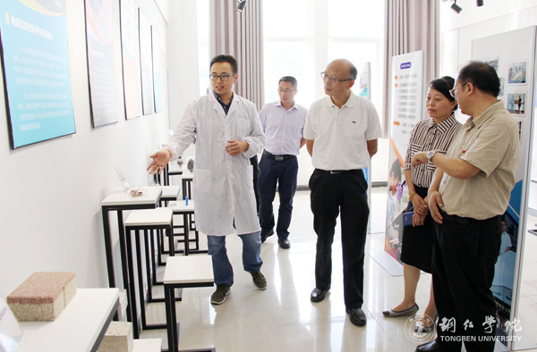 10、实地考察锰工程中心.JPG